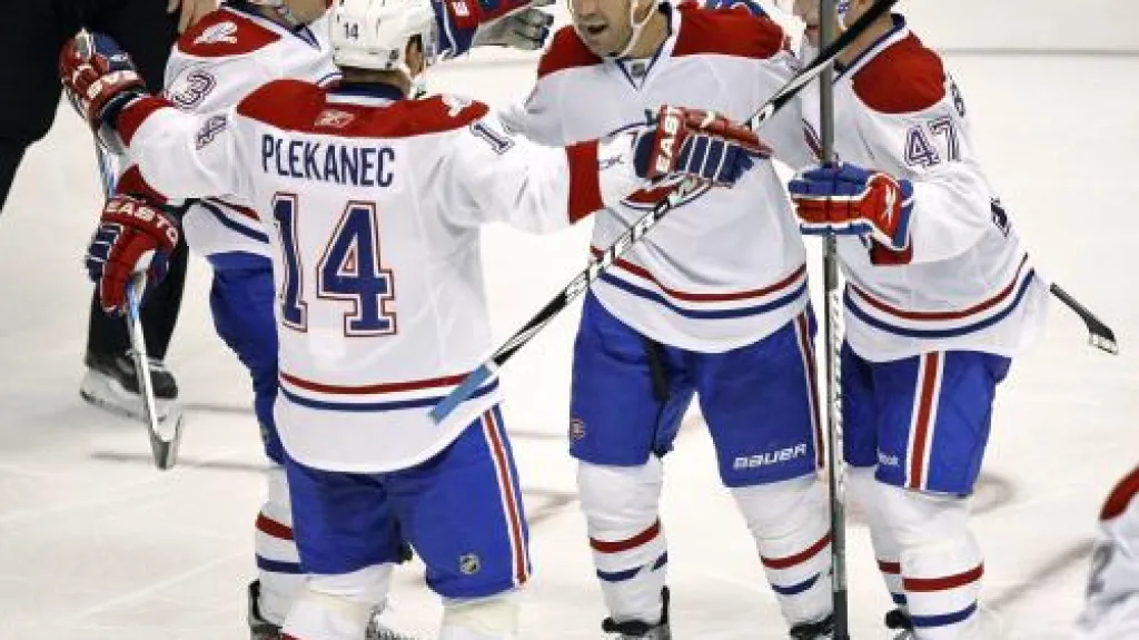 Tomáš Plekanec s hráči Montrealu