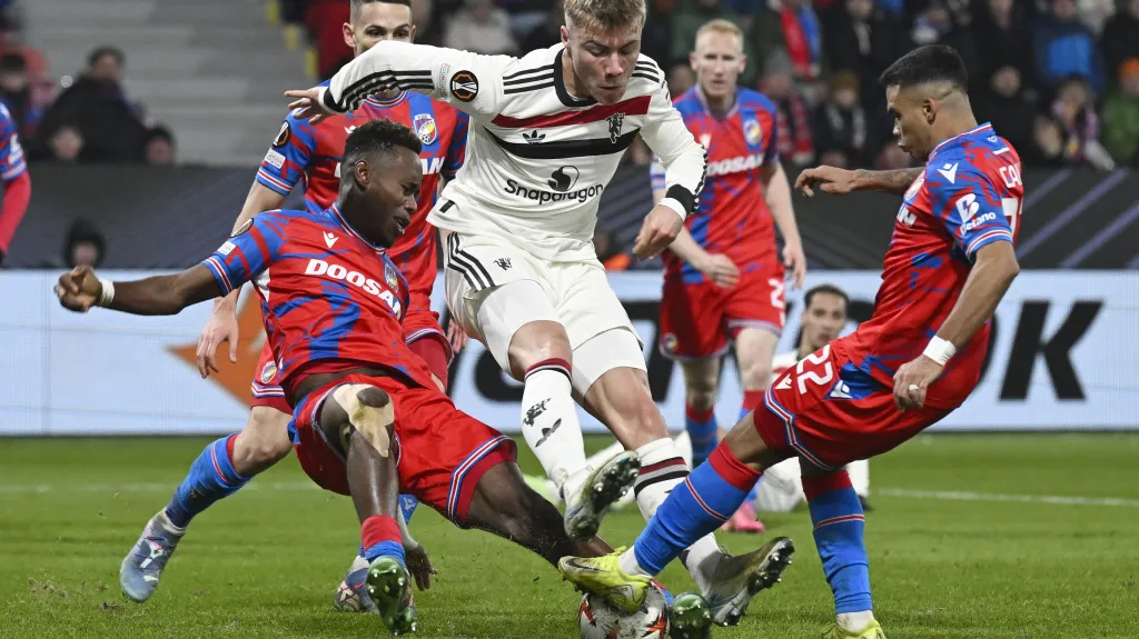 Rasmus Höjlund v obležení plzeňských hráčů