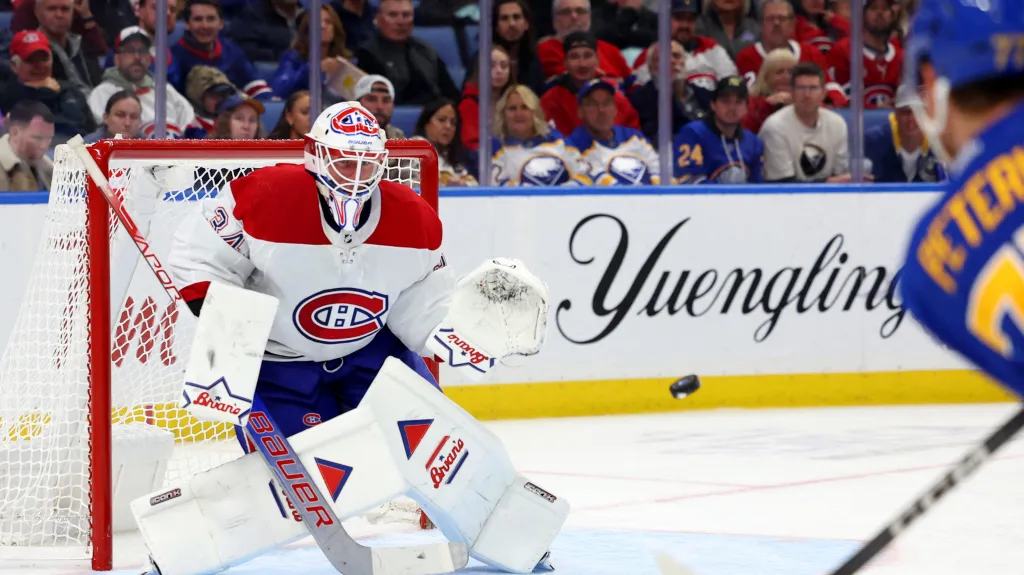 Brankář Montrealu Jake Allen je připraven na zákrok v utkání NHL