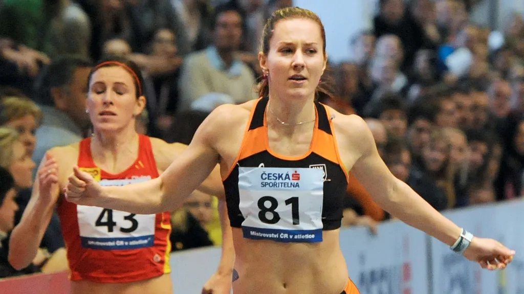 Denisa Rosolová a v pozadí Zuzana Hejnová