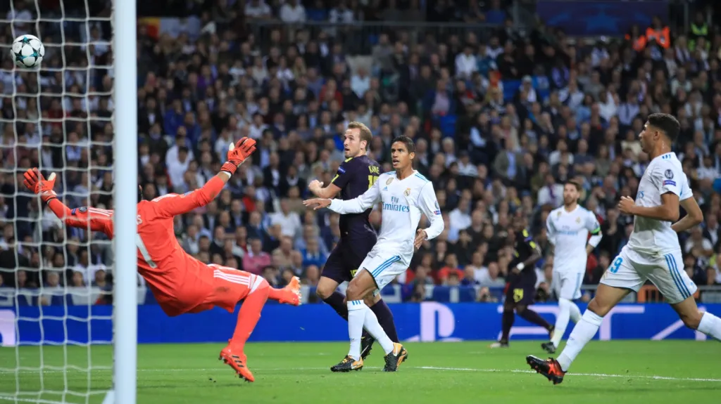 Raphael Varane z Realu Madrid si dává vlastní gól