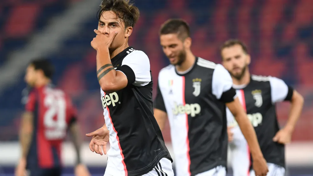 Paulo Dybala z Juventusu se raduje z gólu v Boloni