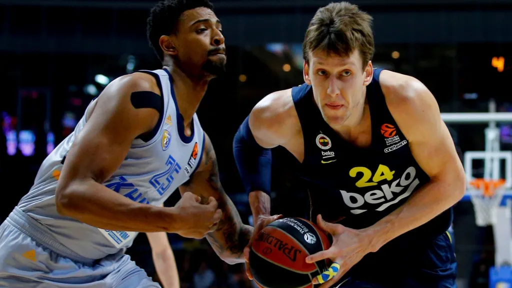 Jiří Veselý z Fenerbahce (vpravo) v utkání basketbalové Euroligy
