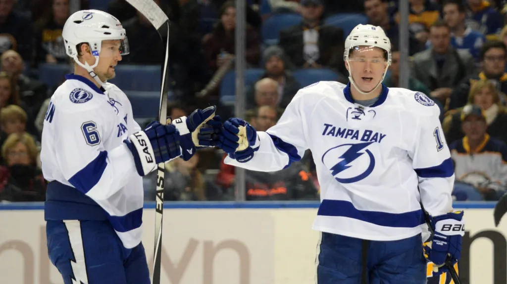 Ondřeji Palátovi gratuluje ke gólu týmový kolega Anton Stralman