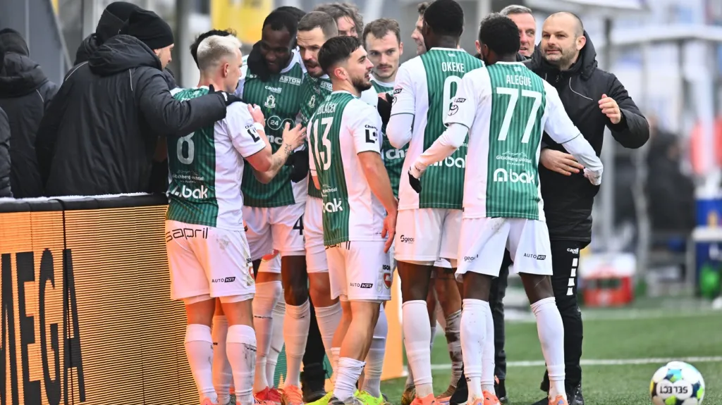 Fotbalisté Jablonce se radují ze vstřeleného gólu