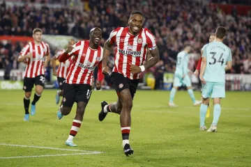 Ivan Toney z Brentfordu jásá po gólu v síti Brightonu