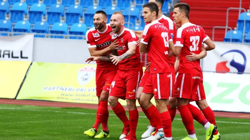 Fotbalisté Brna se radují z gólu