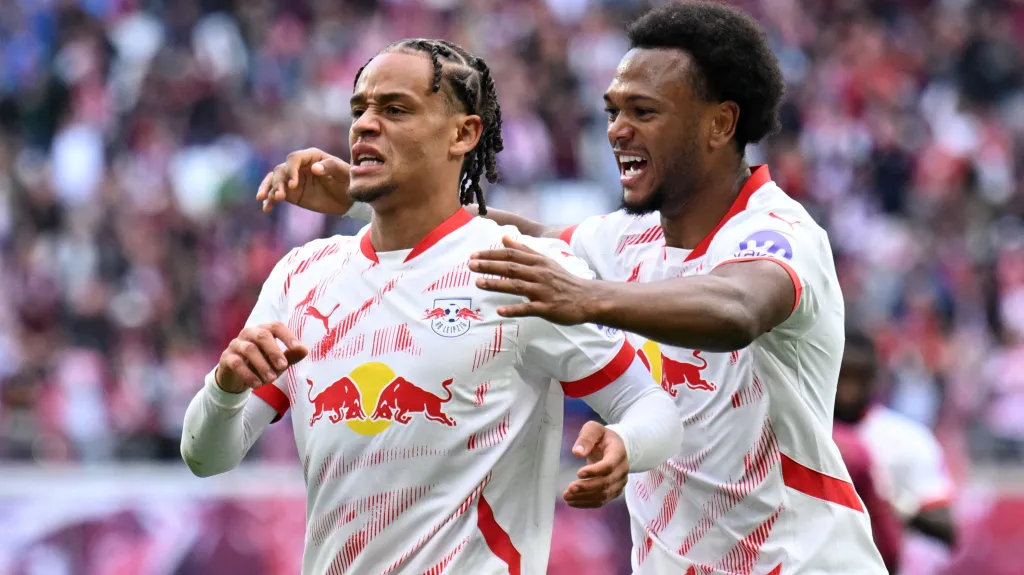 Openda a Simons z Lipska se radují po gólu