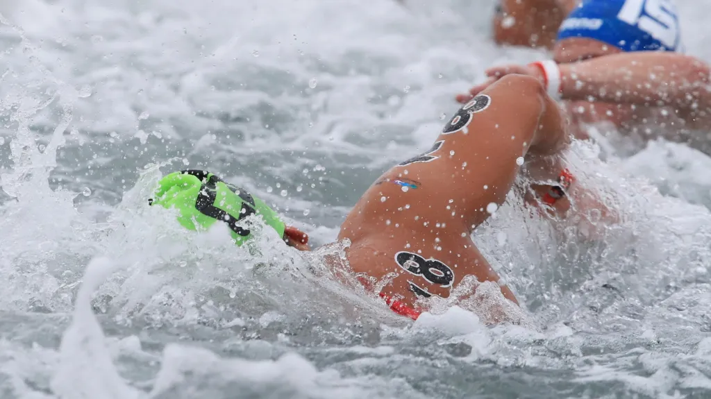 Matěj Kozubek v zelené čepici na mistroství světa v plavání v Kwangdžu