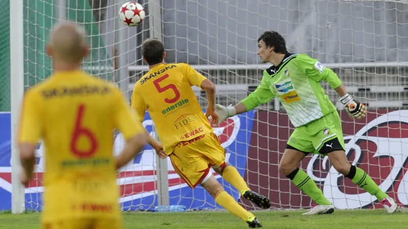 Hanousek z Dukly střílí branku