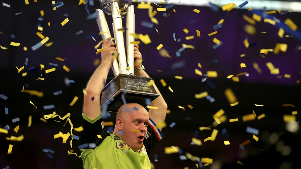 Michael van Gerwen s trofejí pro šipkařského mistra světa