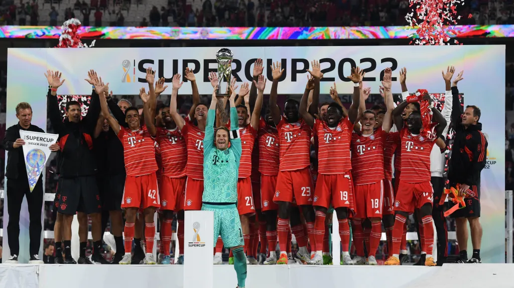 Fotbalisté Bayernu se radují ze zisku německého Superpoháru