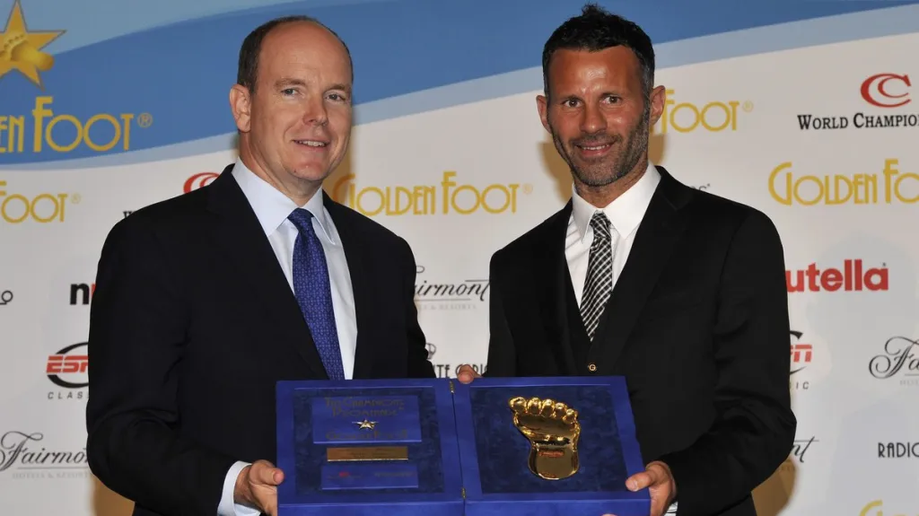 Ryan Giggs přebírá Golden Foot