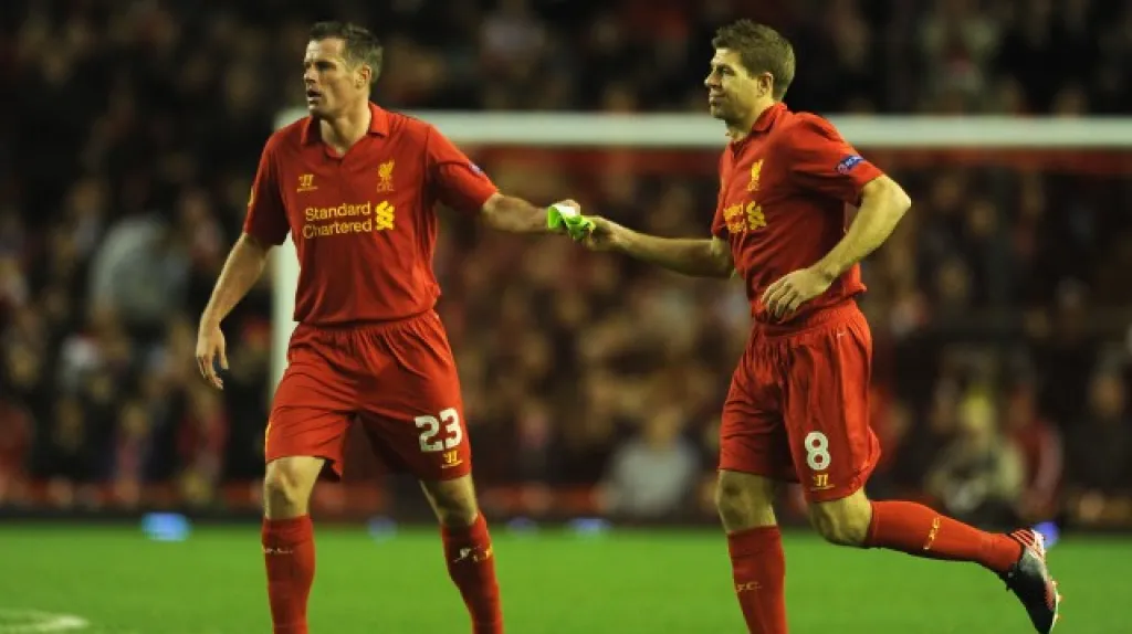 Jamie Carragher předává kapitánskou pásku Stevenu Gerrardovi 
