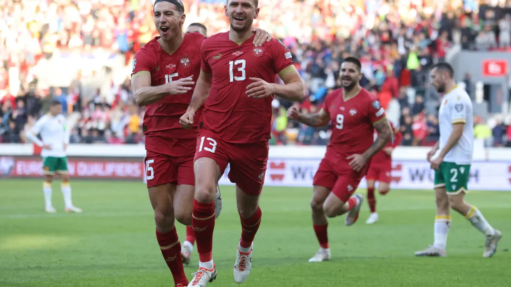 Fotbalisté Srbska oslavují gól v kvalifikaci ME
