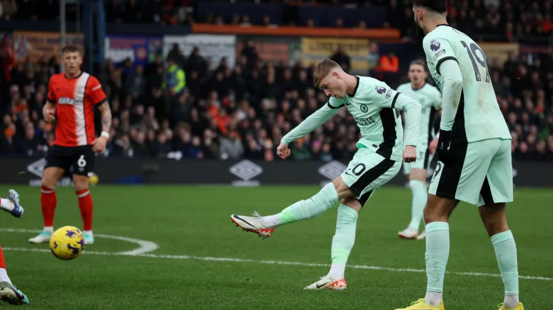 Cole Palmer v zápase proti Lutonu