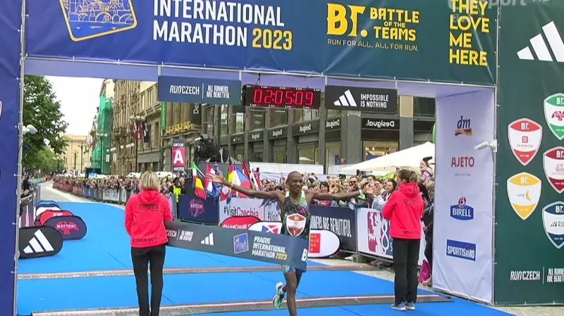 Závěr Pražského maratonu s ohlasem vítězného Mutisa