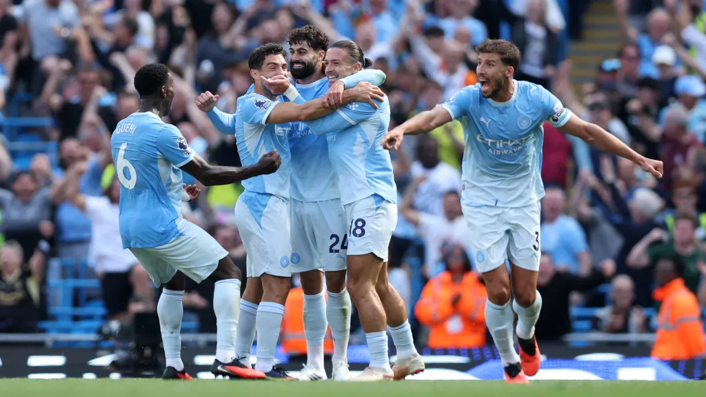 Hráči Manchester City se radují z vítězného gólu Gvardiola