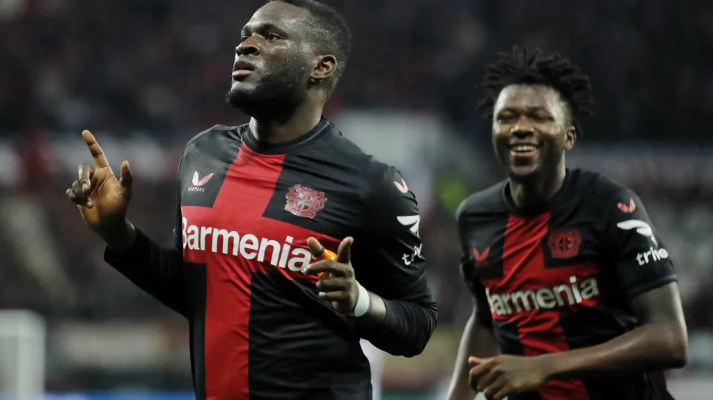 Victor Boniface z Leverkusenu oslavuje gól