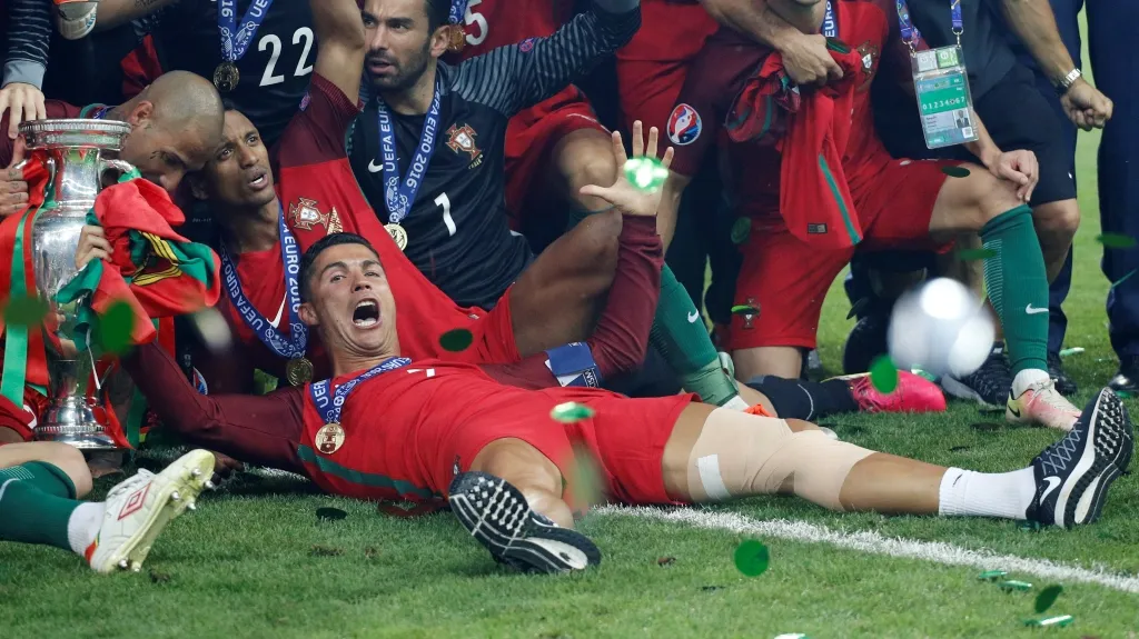 Cristiano Ronaldo s pohárem