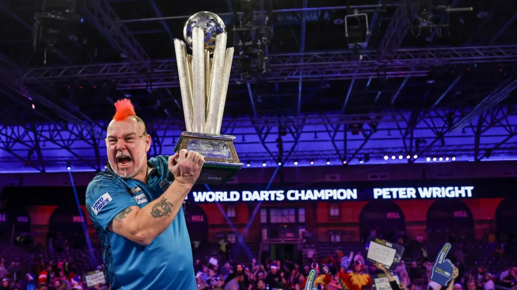 Peter Wright s trofejí pro světového šampiona v šipkách