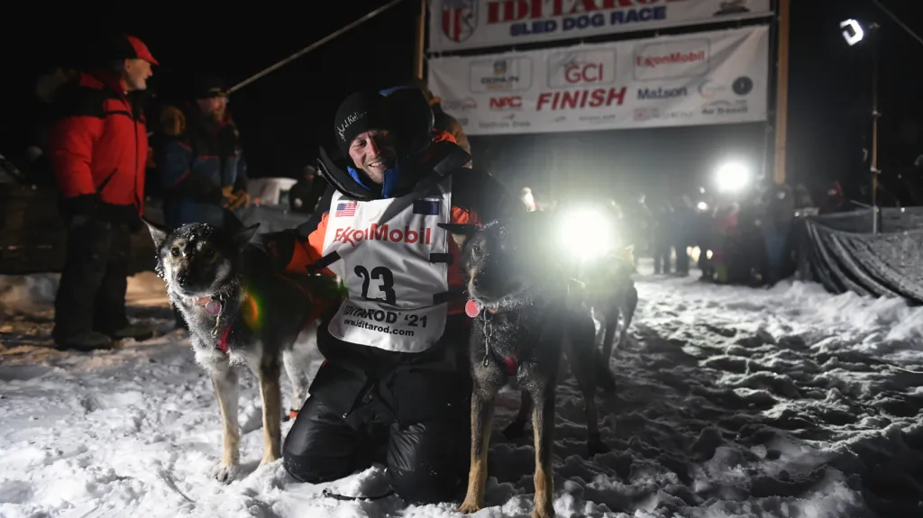 Dallas Seavey v cíli Iditarodu