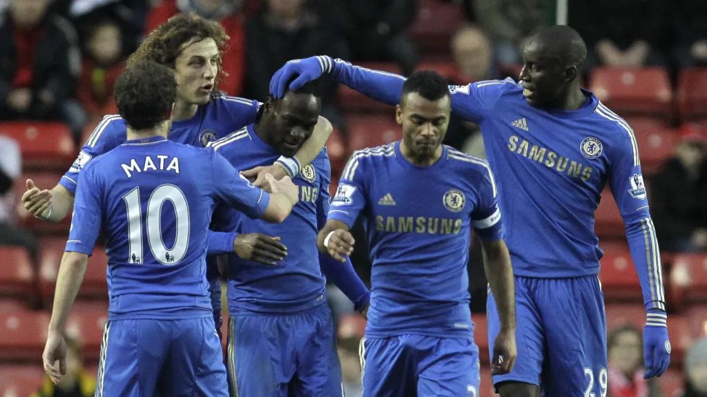 Spoluhráči gratulují Mosesovi k vítěznému gólu