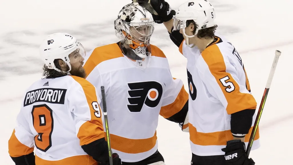 Brankář Philadelphie Carter Hart se spoluhráči