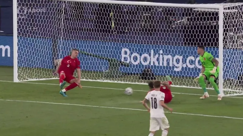 Gól v utkání Turecko - Itálie: Demiral vlastní - 0:1 (53. min.)
