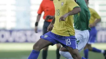 Diego Tardelli (Brazílie) v souboji s Helmutem Gutierrezem
