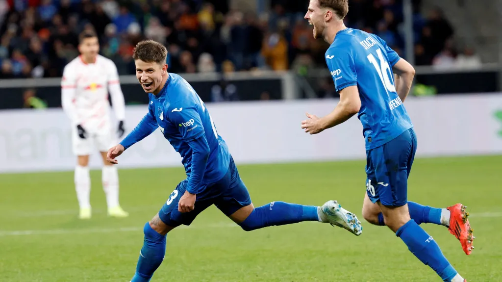 Adam Hložek v utkání s Lipskem