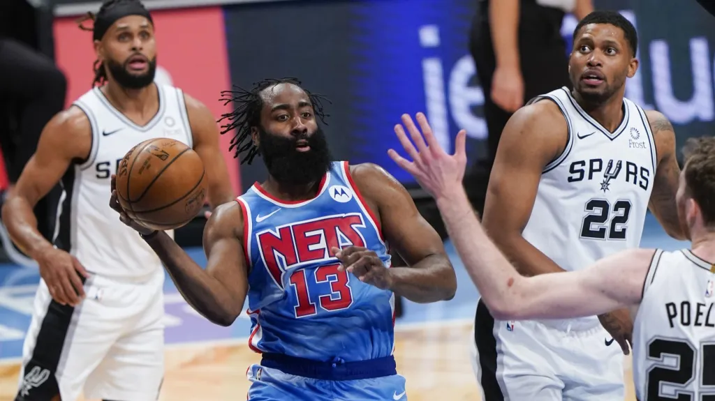 James Harden z Brooklynu (uprostřed) v utkání se San Antoniem