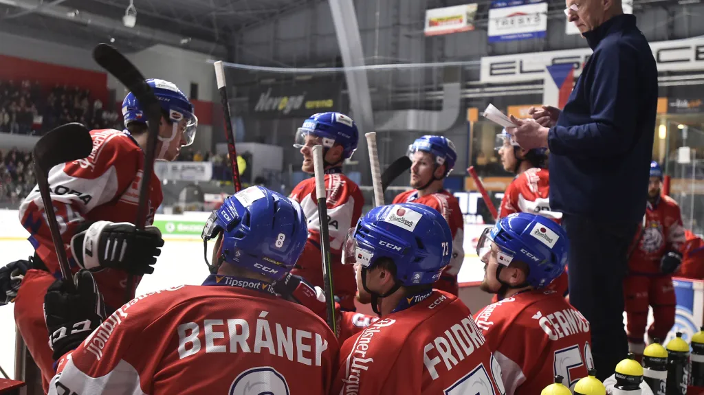 Kari Jalonen při své premiéře na střídačce národního týmu