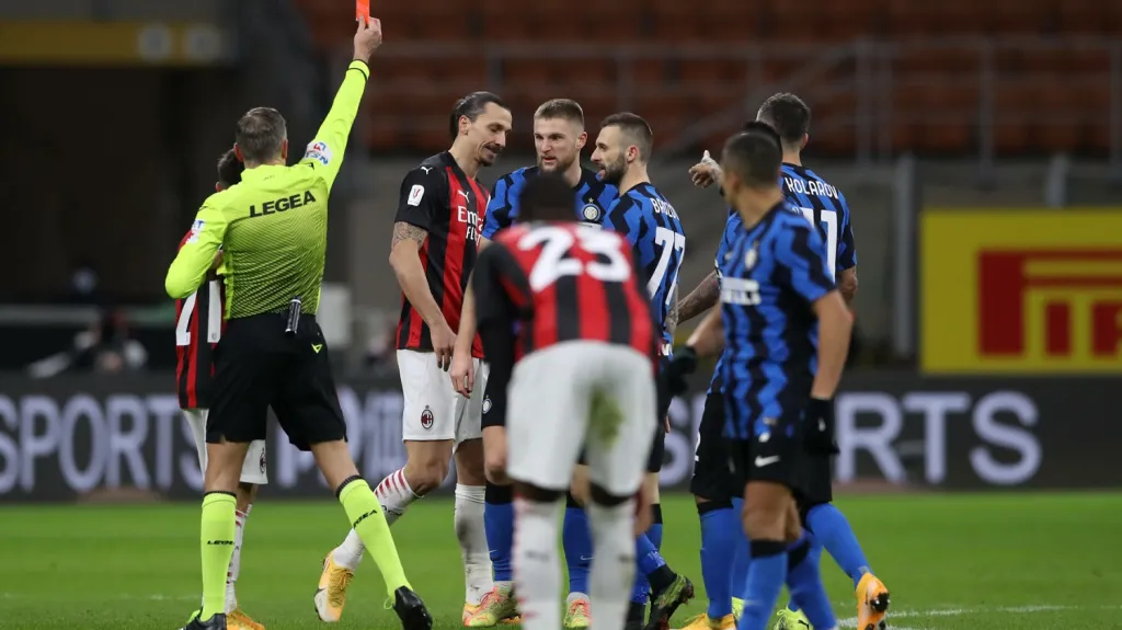 Zlatan Ibrahimovic inkasuje červenou kartu
