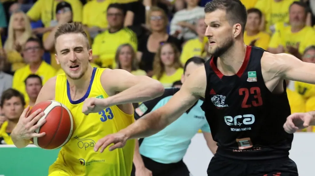 Jakub Slavík z Opavy (vlevo) v akci