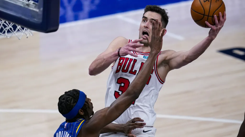 Tomáš Satoranský z Chicaga zakončuje proti Indianě