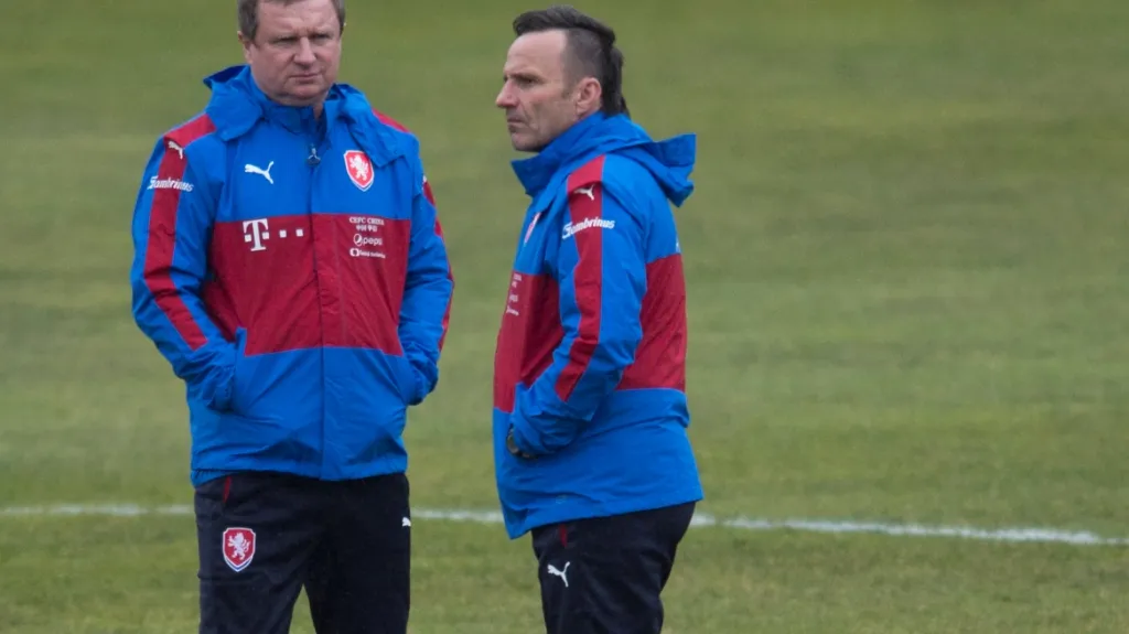 Trenér českých fotbalistů Pavel Vrba (vlevo) a jeho asistent Karel Krejčí