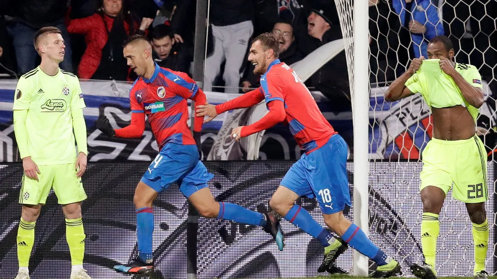 Plzeňský Luděk Pernica se raduje z gólu v síti Dinama Záhřeb