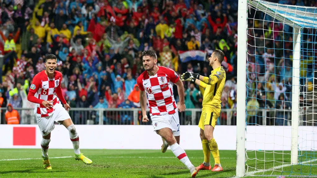 Chorvat Bruno Petkovič se raduje z gólu v síti Slovenska