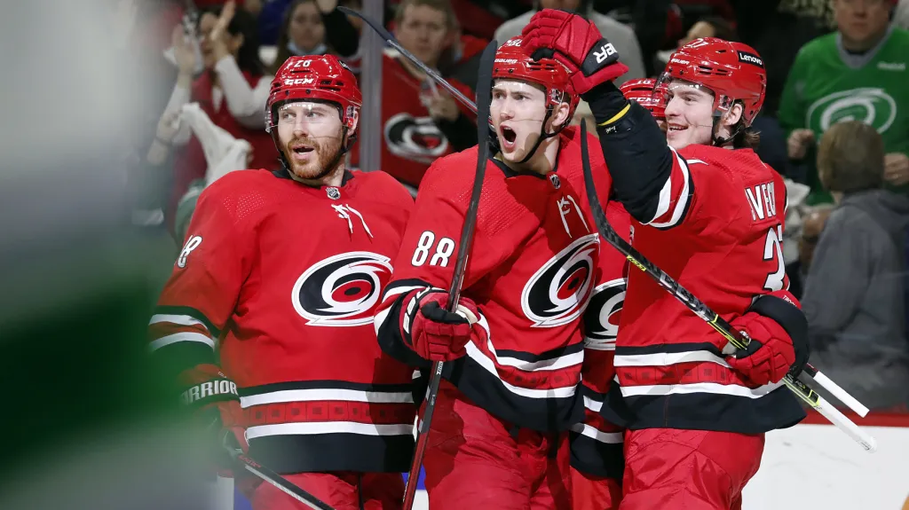 Martin Nečas slaví gól s parťáky z Caroliny