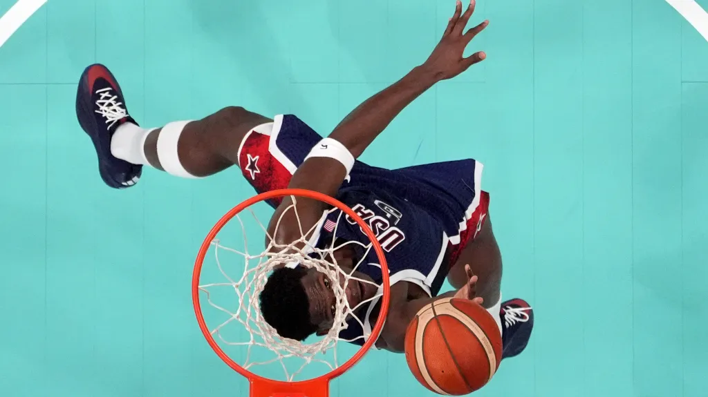 Anthony Edwards z USA posílá míč do koše na Hrách v Paříži