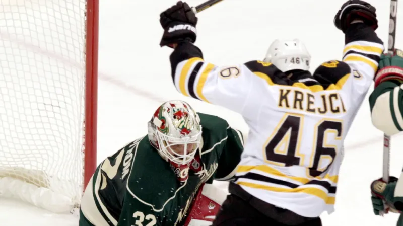 David Krejčí před Niklasem Bäckströmem