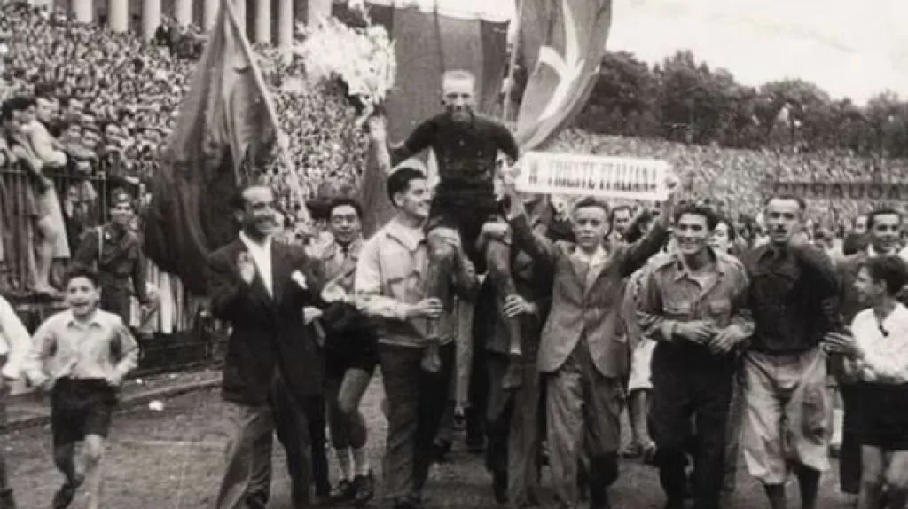 Giordano Cottur obklopený fanoušky v Terstu