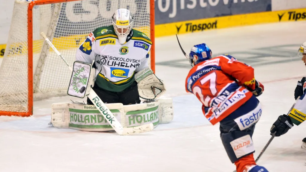 Pardubický Jan Kolář střílí na brankáře Karlových Varů Lukáše Mensatora