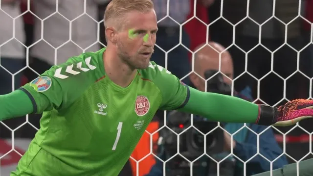 Bučení při hymně či oslňování laserem? UEFA bude trestat