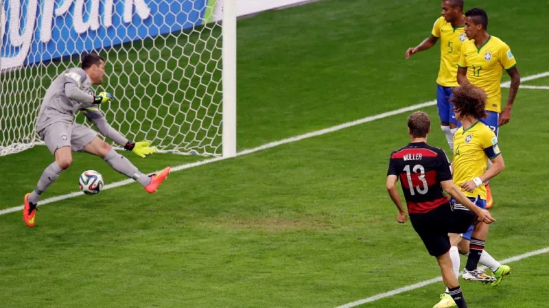 Thomas Müller dává první gól Němců