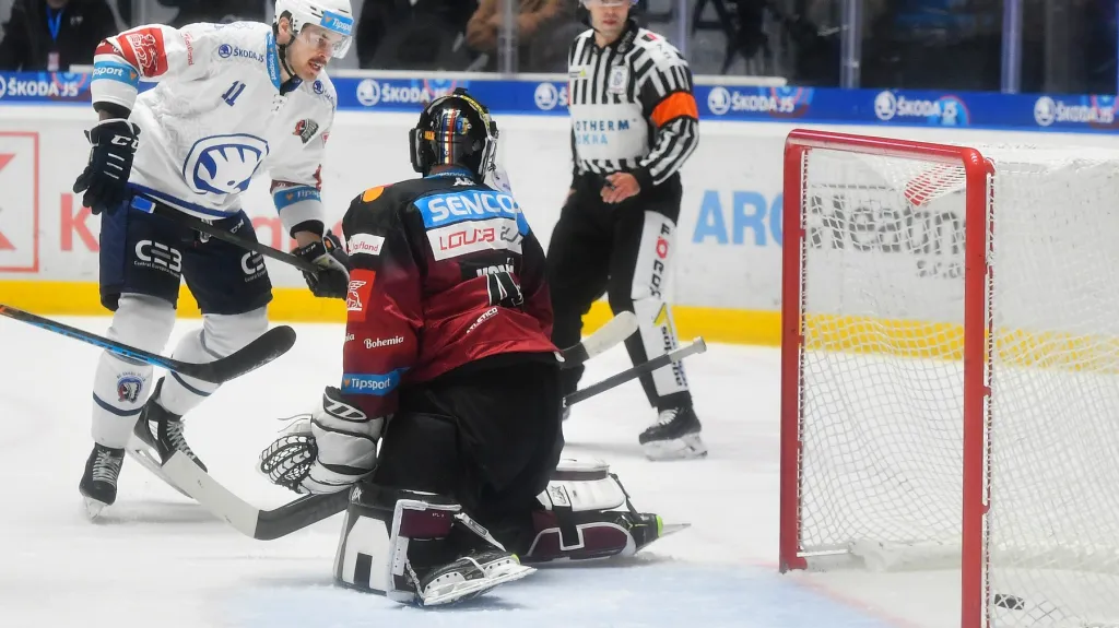 Plzeňský útočník Kryštof Hrabík překonává Jakuba Kováře ze Sparty