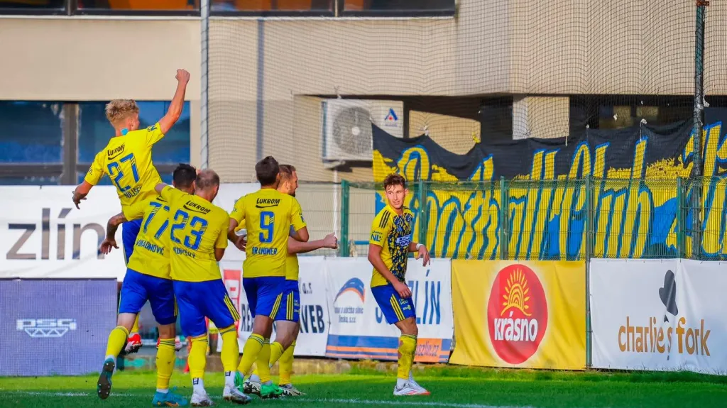Fotbalisté Zlína se radují z gólu ve druhé lize
