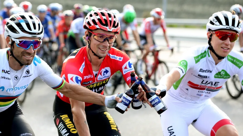 Trojice nejúspěšnějších si připíjí pivem. Zleva: Valverde, Roglič a Pogačar