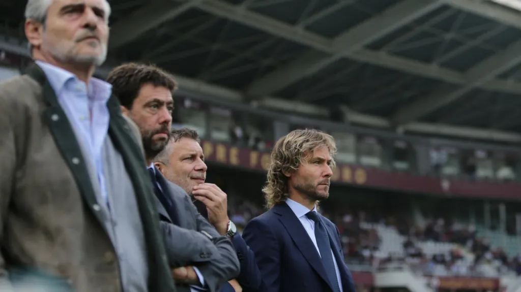 Pavel Nedvěd (vpravo) sleduje utkání Juventusu